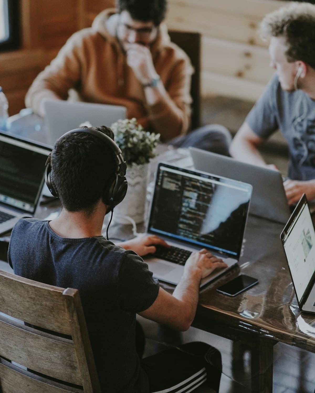 Ufficio con più persone al lavoro