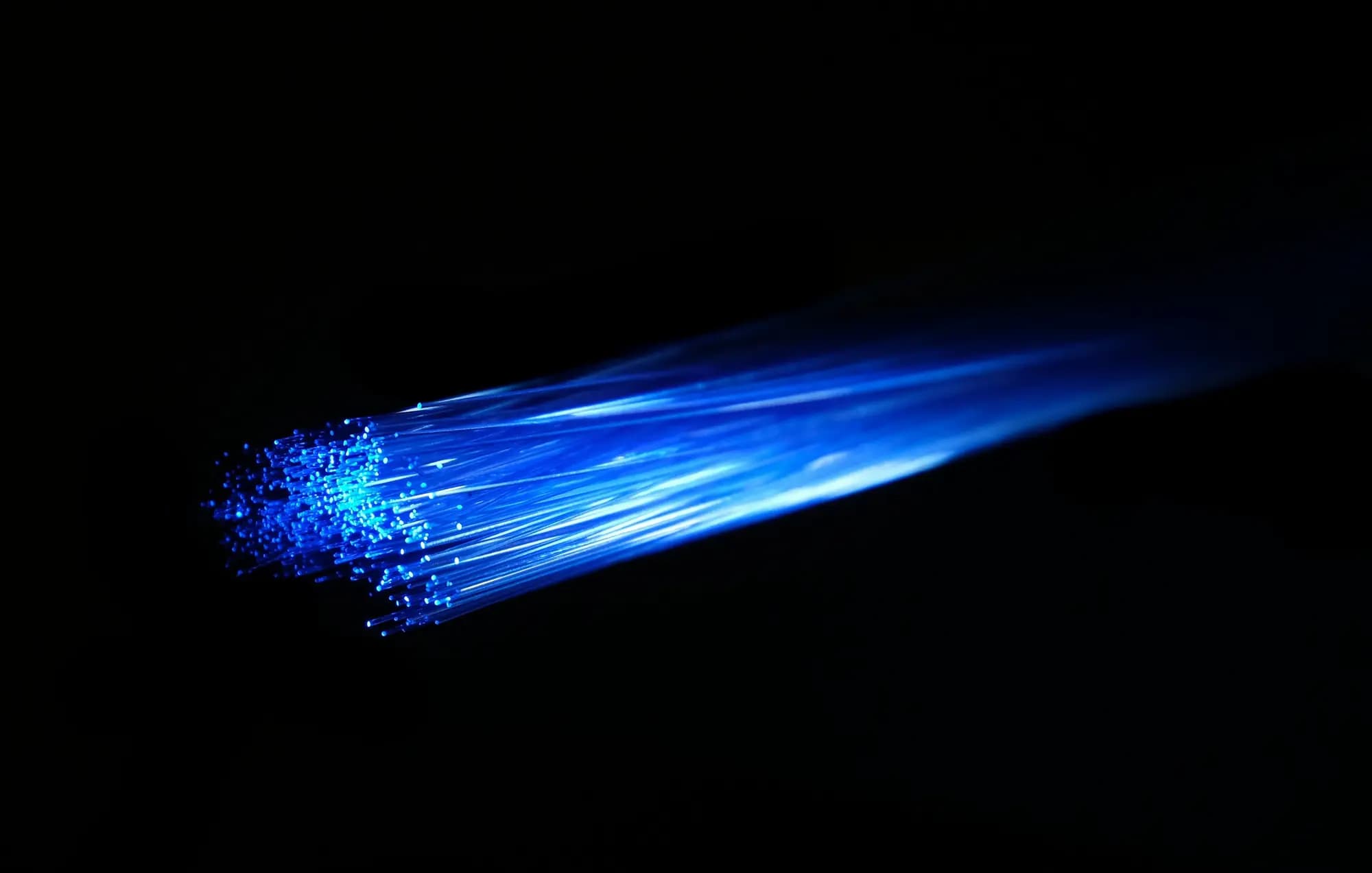 Fibra ottica illuminata di blu