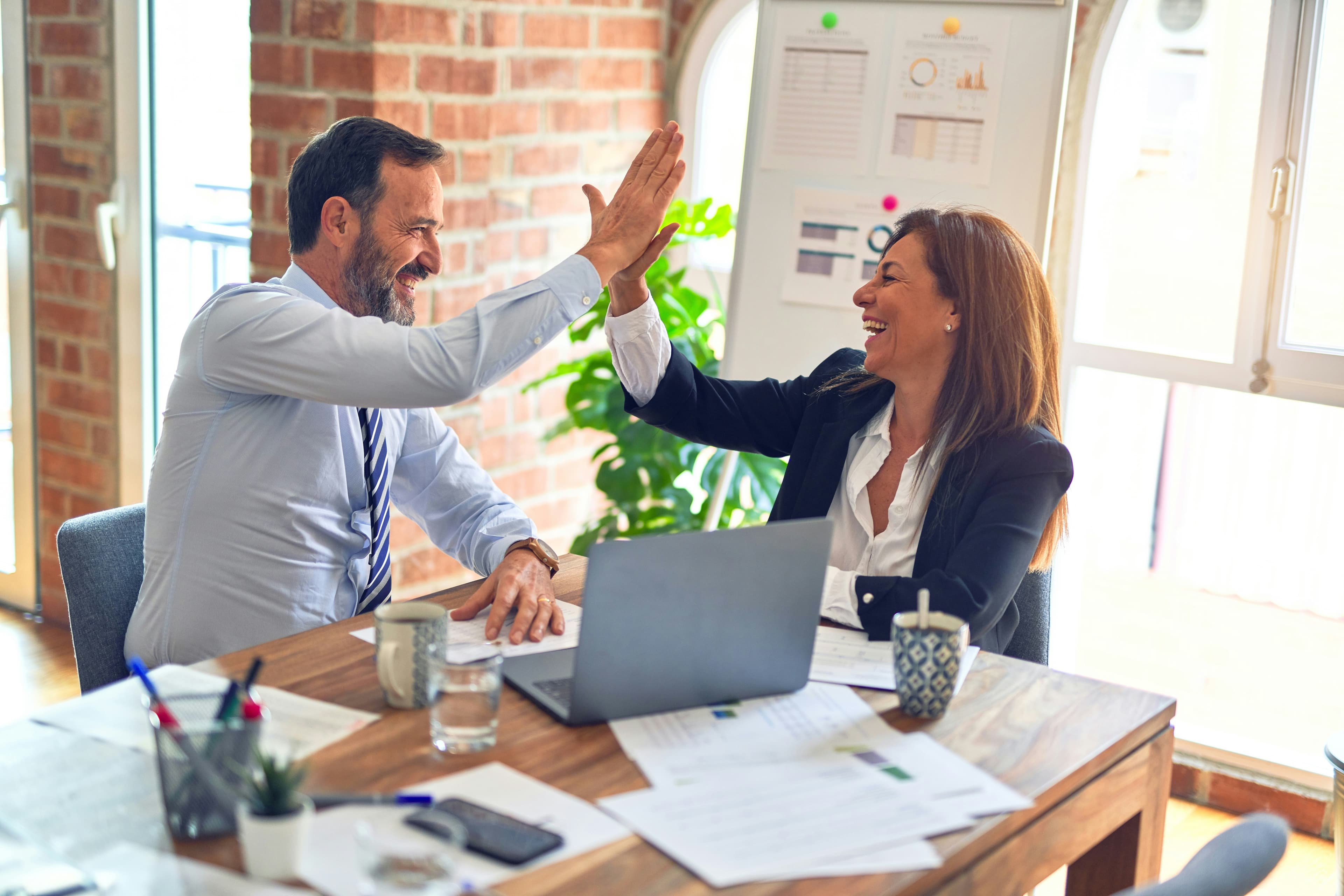 Due consulenti che si congratulano in ufficio